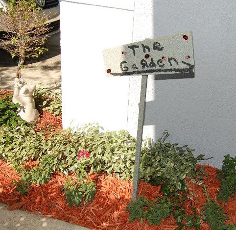 Outdoor Ladybug Garden Party Sign | missfrugalfancypants.com