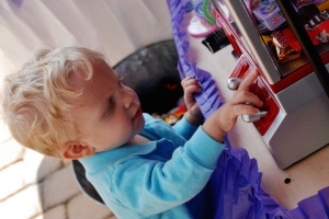 Purple Polka Dot Carnival Birthday Party Decor| missfrugalfancypants.com