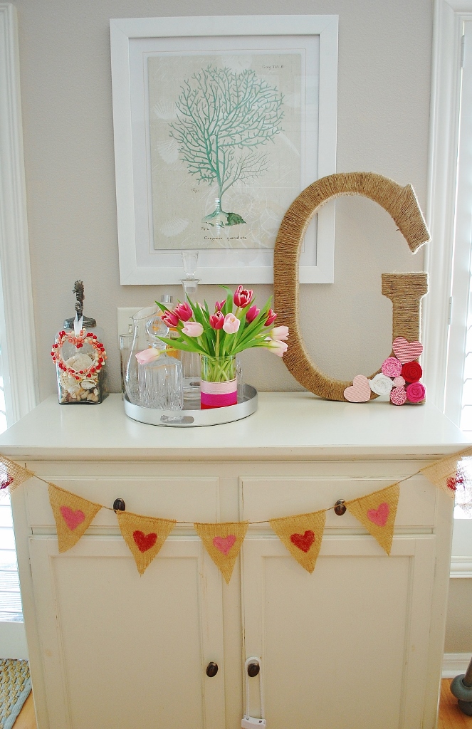 Easy DIY Burlap Valentine's Day Banner | missfrugalfancypants.com