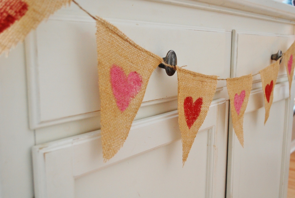 Easy DIY Burlap Valentine's Day Banner | missfrugalfancypants.com