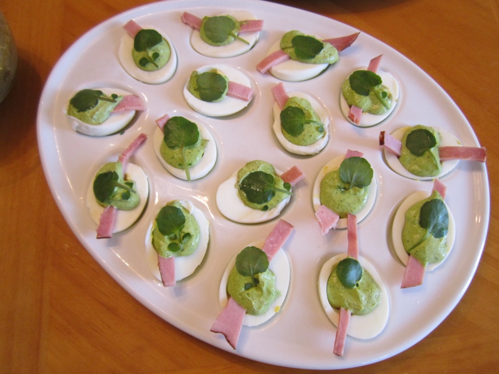 St. Patrick's Day Deviled Eggs | missfrugalfancypants.com