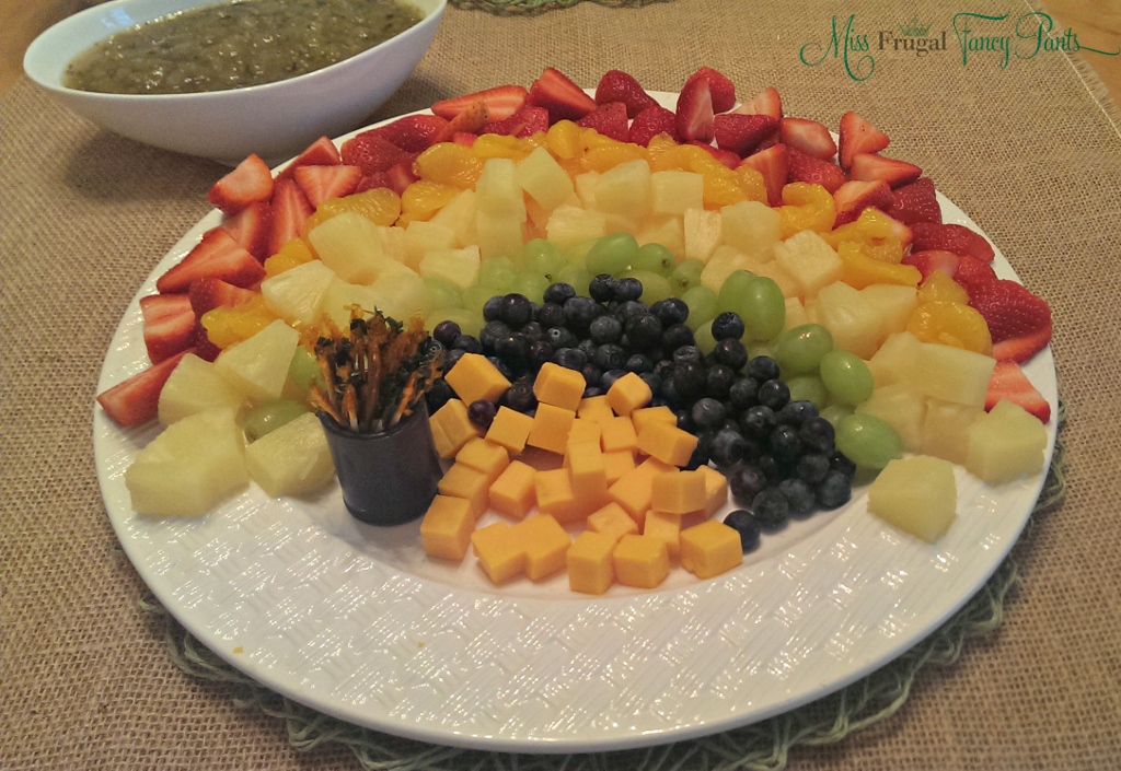 St. Patrick's Day Rainbow Fruit Display | missfrugalfancypants.com