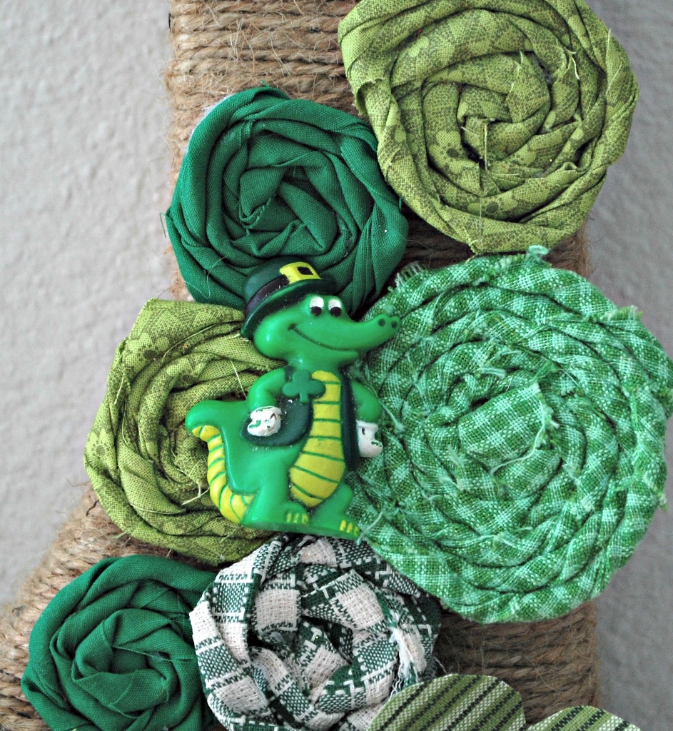St. Patricks Day Initial Wreath Gator | missfrugalfancypants.com
