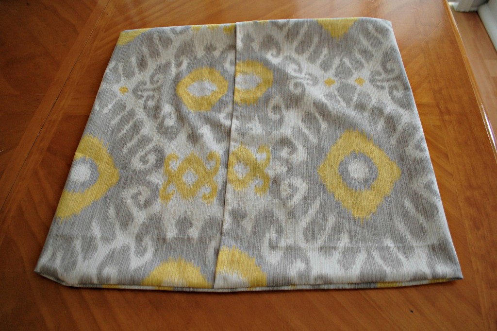 Easy Affordable DIY Pillow Covers | missfrugalfancypants.com