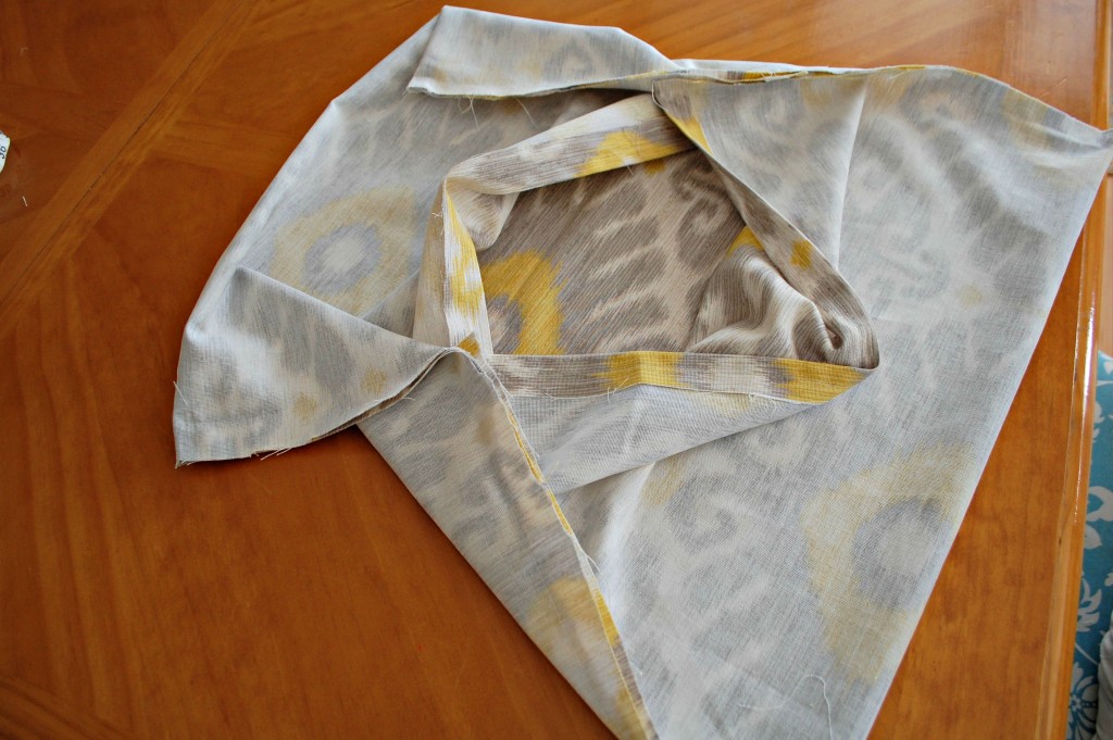 Easy Affordable DIY Pillow Covers | missfrugalfancypants.com