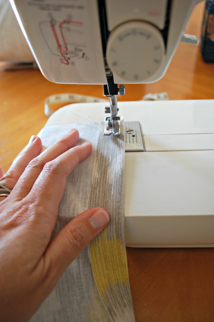 Easy Affordable DIY Pillow Covers | missfrugalfancypants.com
