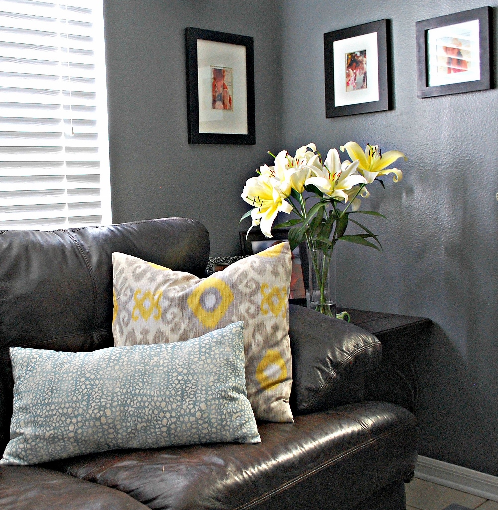 Easy Affordable DIY Pillow Covers | missfrugalfancypants.com