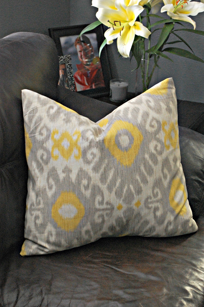 Easy Affordable DIY Pillow Covers | missfrugalfancypants.com
