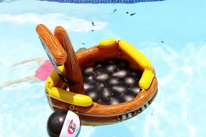 Ourdoor Pirate Pool Party Games | Missfrugalfancypants.com