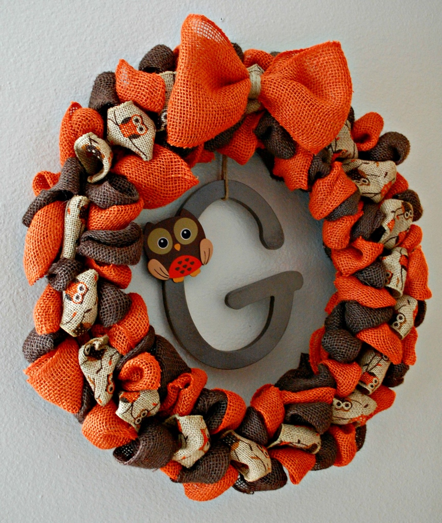 DIY Burlap Owl Wreath for Fall | missfrugalfancypants.com