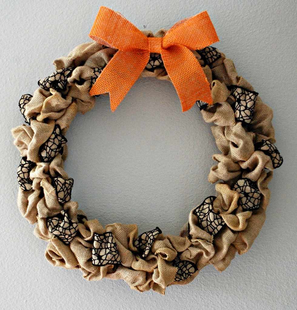 Halloween Burlap Spider Wreath | missfrugalfancypants.com