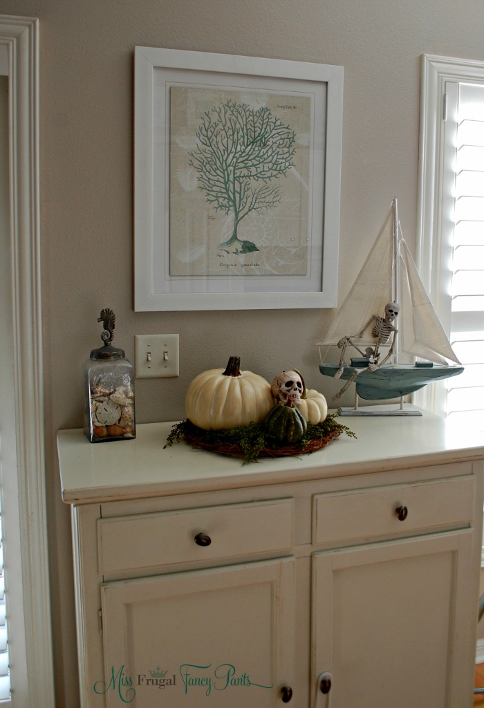 Neutral Halloween Coastal Decor | missfrugalfancypants.com