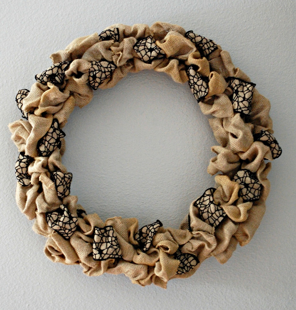 Halloween Burlap Spider Wreath | missfrugalfancypants.com