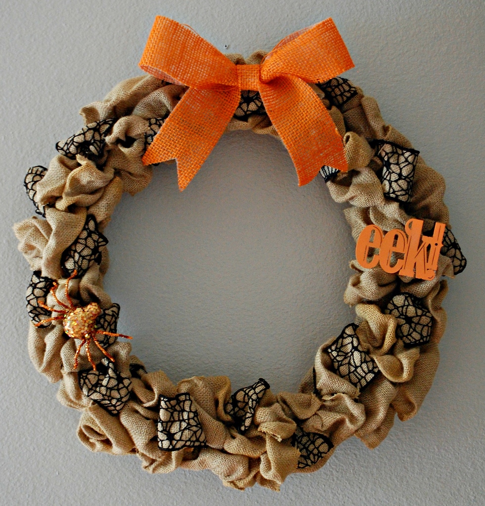 Halloween Burlap Spider Wreath | missfrugalfancypants.com