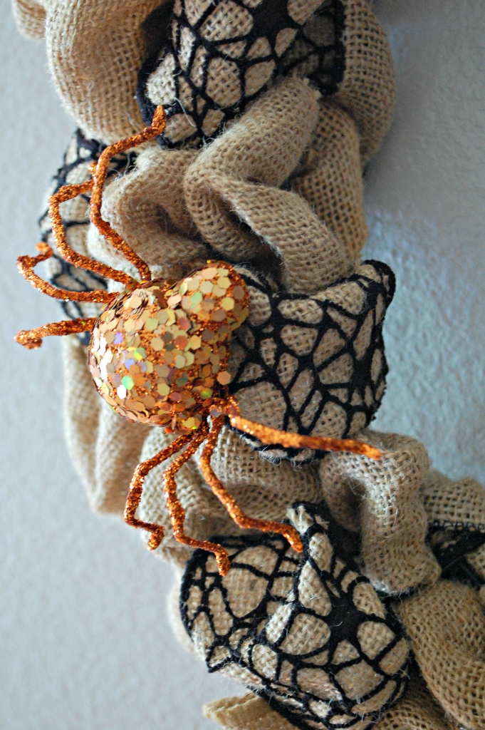 Halloween Burlap Spider Wreath | missfrugalfancypants.com
