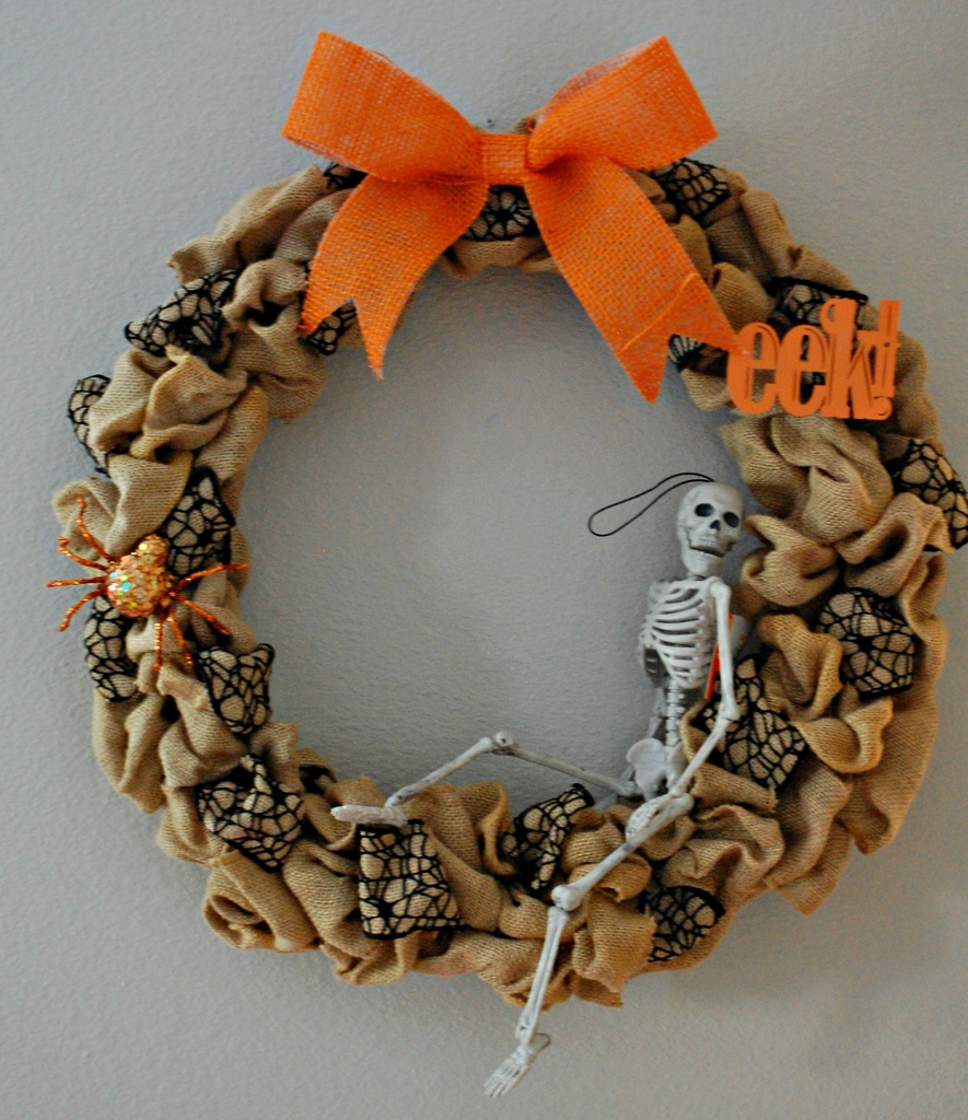 Halloween Burlap Spider Wreath | missfrugalfancypants.com