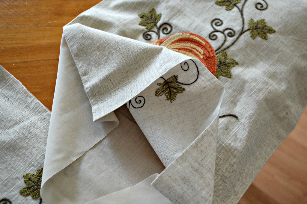 Easy DIY No Sew Pillows from a Table Runner | missfrugalfancypants.com