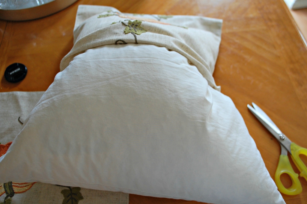 Easy DIY No Sew Pillows from a Table Runner | missfrugalfancypants.com