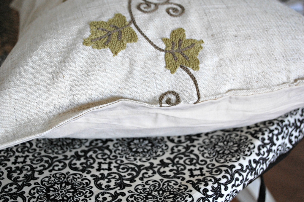 Easy DIY No Sew Pillows from a Table Runner | missfrugalfancypants.com