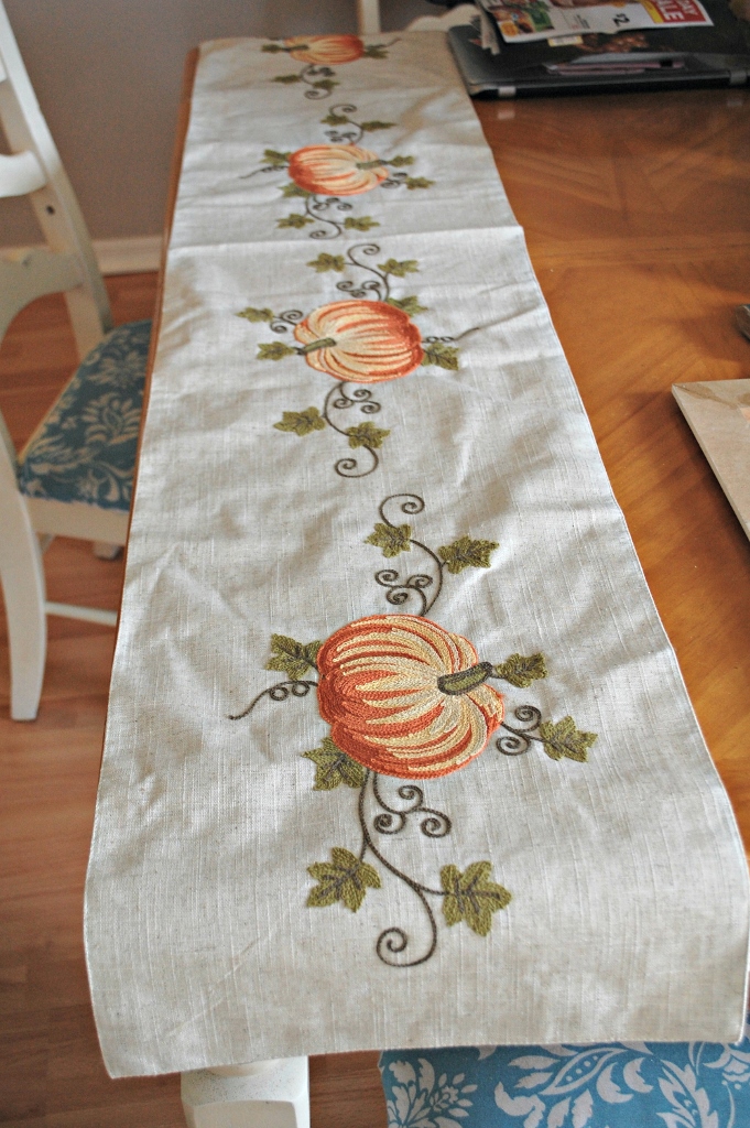 Easy DIY No Sew Pillows from a Table Runner | missfrugalfancypants.com