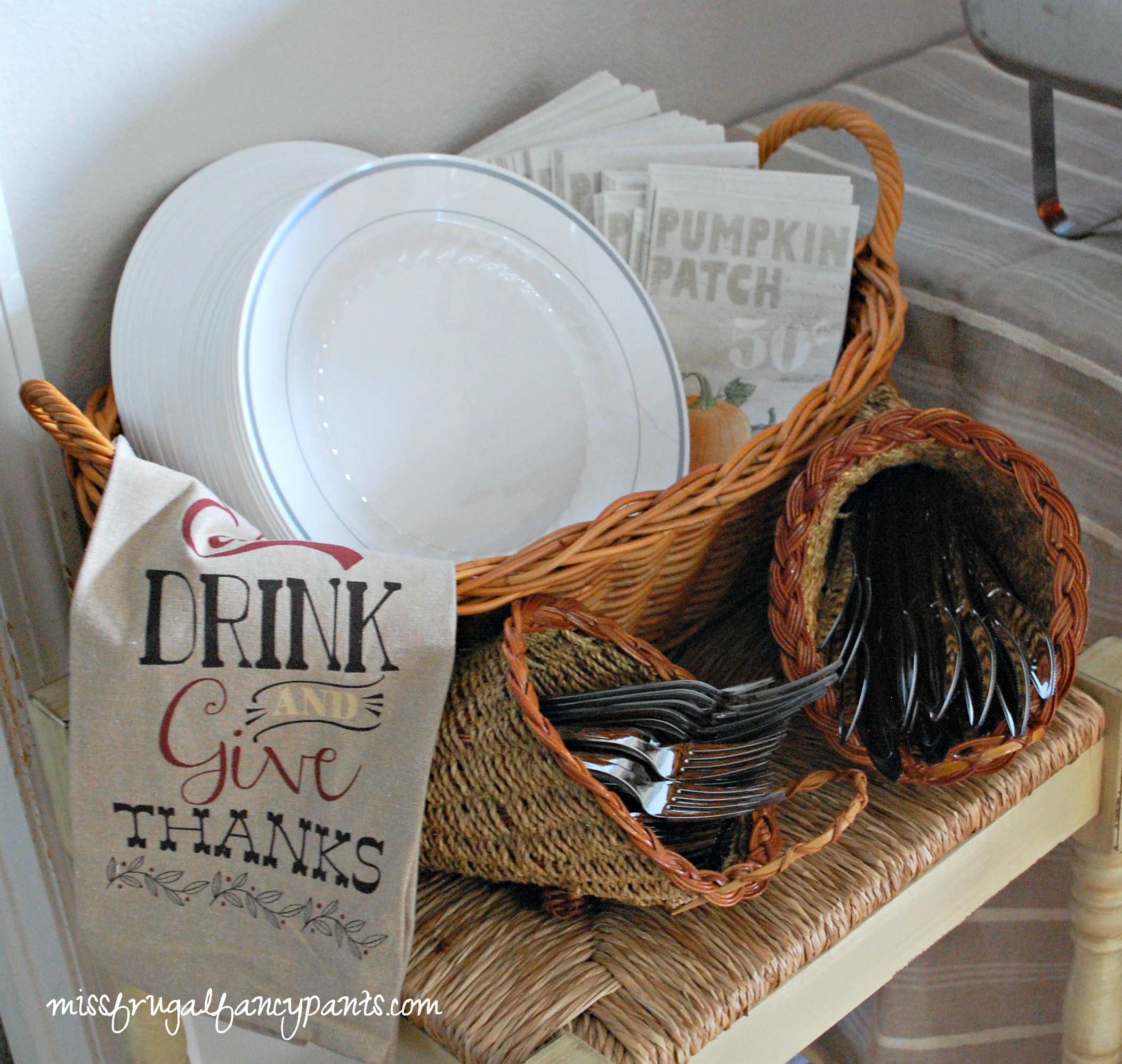 Pros and Cons of Hosting a Large Thanksgiving Feast | missfrugalfancypants.com