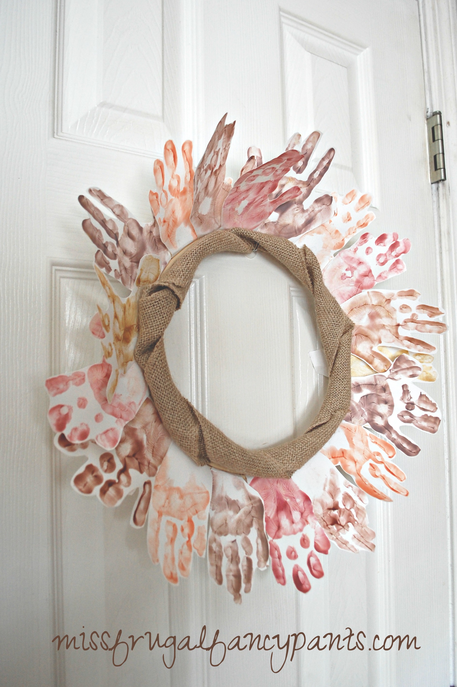 DIY Handprint Wreath for Kids for Fall or Thanksgiving | missfrugalfancypants.com
