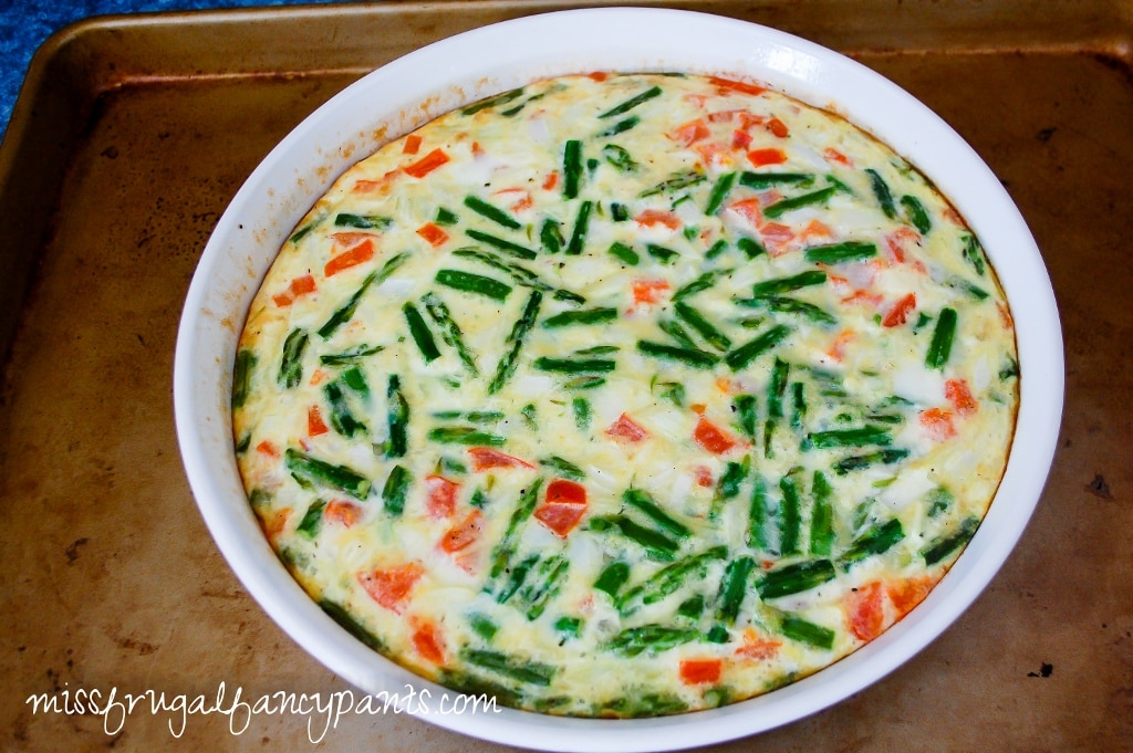 Crustless Quiche with Asparugus & Tomatoes | Easter Brunch Recipes | missfrugalfancypants.com